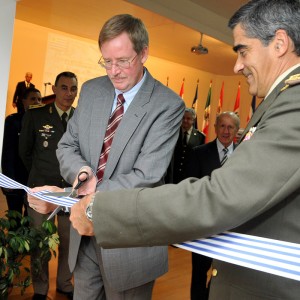 14 de diciembre de 2010 - Inauguración de la sala de conferencias de la ENOPU por parte del Embajador de los EE.UU, David D. Nelson, y el Comandante en Jefe del Ejército, Tte. Gral. Jorge Rosales