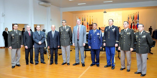 14 de diciembre de 2010 - Inauguración de la sala de conferencias de la ENOPU por parte del Embajador de los EE.UU, David D. Nelson, y el Comandante en Jefe del Ejército, Tte. Gral. Jorge Rosales