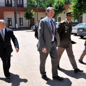 14 de diciembre de 2010 - Inauguración de la sala de conferencias de la ENOPU por parte del Embajador de los EE.UU, David D. Nelson, y el Comandante en Jefe del Ejército, Tte. Gral. Jorge Rosales